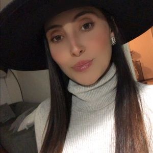 Meet your Posher, Daniela